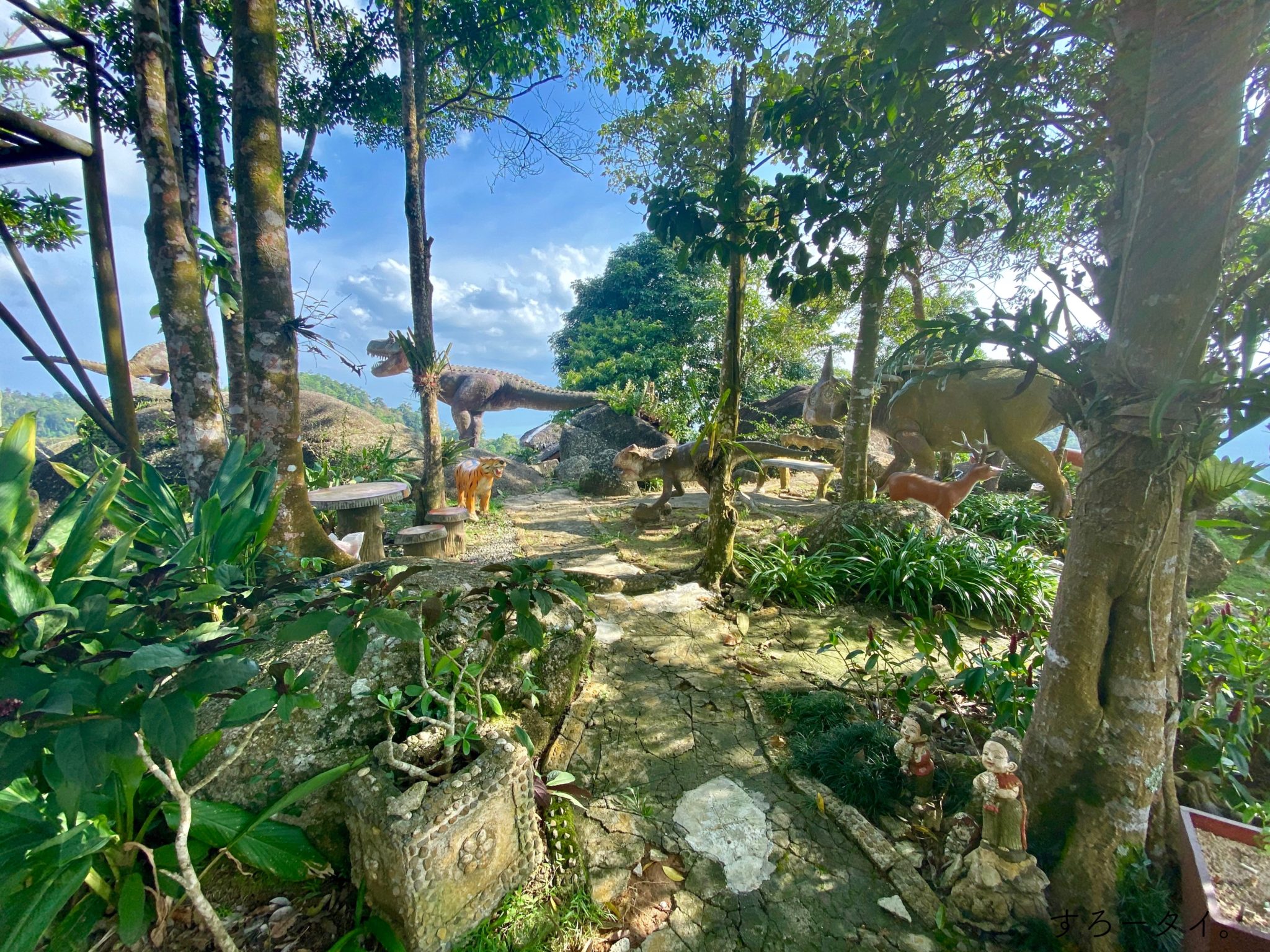 サムイ島の山奥にあるシービューレストラン。絶品タイ料理と絶景と恐竜。