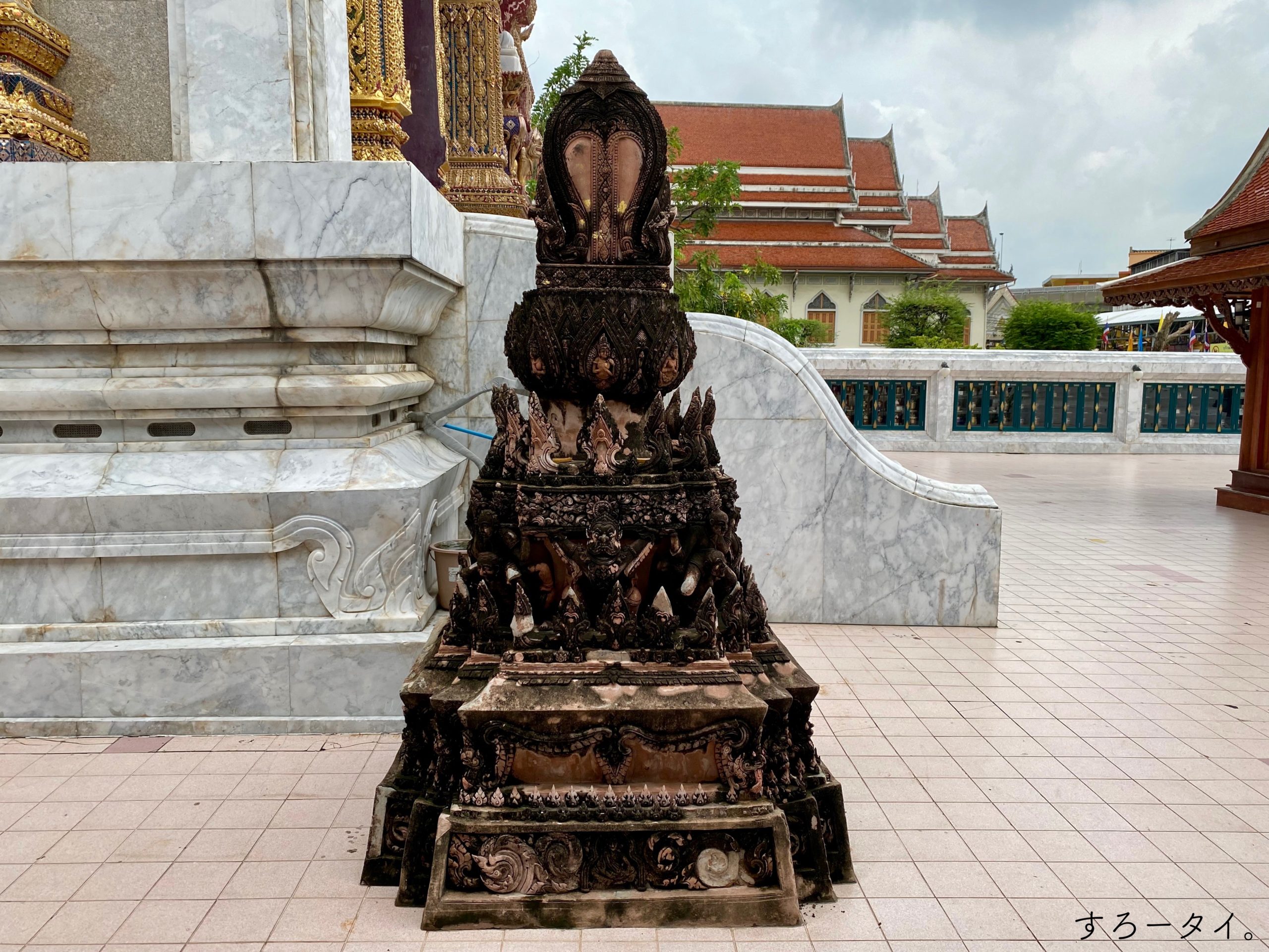 ワット インタラウィハーン プラアーラームルアン　Wat Intharawihan วัดอินทรวิหาร พระอารามหลวง